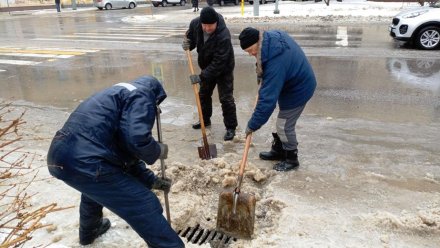 В Воронеже продолжают устранять катки и лужи на улицах