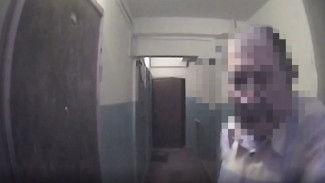 «Зарежу!» Жительница Воронежа показала видео с терроризирующим её семью соседом