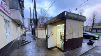 В воронежской чебуречной продавщицу изрезали ножом