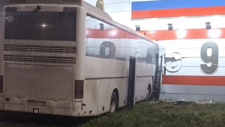 Пятеро пассажиров автобуса пострадали в жёстком ДТП в Аннинском районе