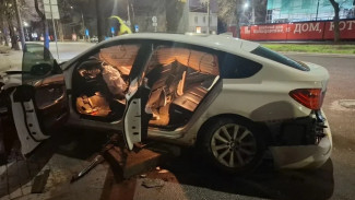 За рулём влетевшей в воронежский магазин BMW оказалась 23-летняя девушка