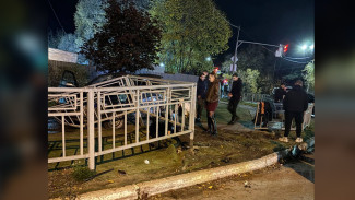 Две легковушки протаранили забор в воронежских «‎Озерках»