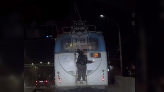 В Воронеже сняли на видео подростка-зацепера на троллейбусе