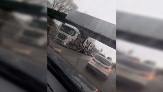 Застрявший под мостом в Воронеже тягач заблокировал проспект Патриотов