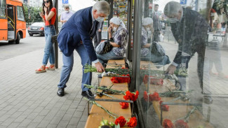 Губернатор принёс цветы на место взрыва маршрутки в Воронеже