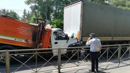 В Воронеже фура сбила переходившего дорогу пешехода