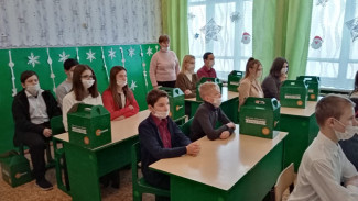 Александр Пешиков передал более 300 подарков детям Богучарского района