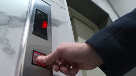 В воронежском ЖК с 17-этажными домами отключили лифты после падения малыша в шахту