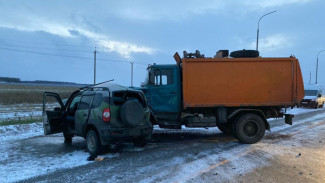 Внедорожник влетел в грузовик на трассе в Воронежской области: водитель скончался