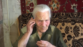 Воронежским ветеранам войны подарили мобильные телефоны с безлимитной связью