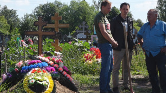 Жители воронежского посёлка обнаружили огромную свалку на могиле отца
