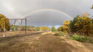 Воронежцы сняли на видео огромную радугу над железной дорогой