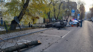 В центре Воронежа после столкновения с деревом и забором опрокинулся автомобиль
