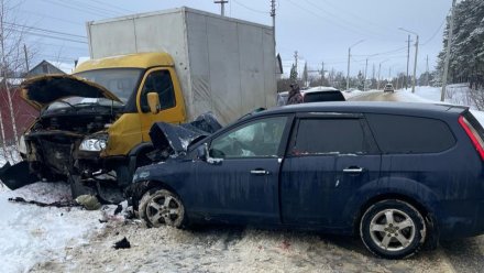 Мужчина пострадал при столкновении легковушки и грузовика в Воронеже