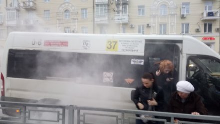 Очевидцы: в центре Воронежа загорелась маршрутка с пассажирами