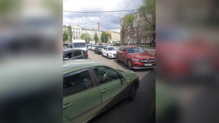 Центр Воронежа встал в пробке из-за отключенного светофора