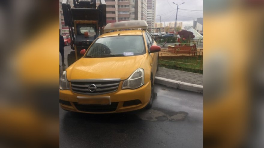 В Воронеже таксиста наказали за парковку на тротуаре у детской площадки
