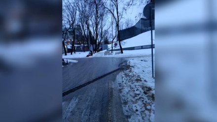 Воронежцы пожаловались на обледеневшие тротуары во дворах 