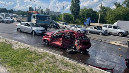 Появилось видео жёсткого столкновения 8 автомобилей в Воронеже
