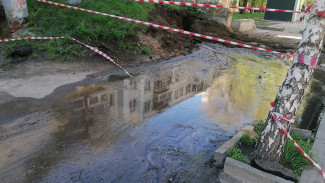 Тротуар в центре Воронежа залило водой