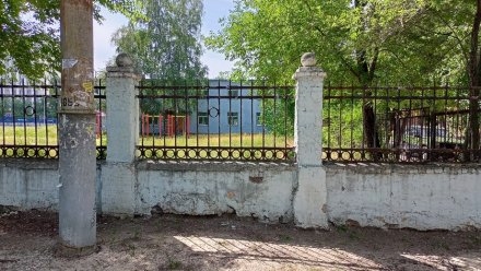 Обломки 100-летней ограды школы в Воронеже предложили отдать на реставрацию