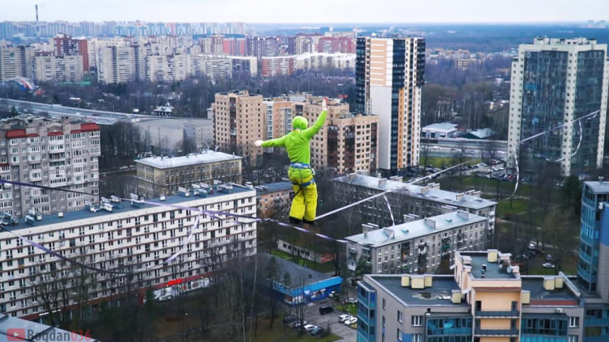 Воронежские экстремалы прогулялись над Питером по натянутому на 100-метровой высоте канату