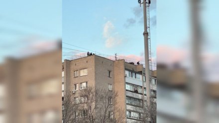 Воронежцев напугали опасные игры компании детей на крыше многоэтажки