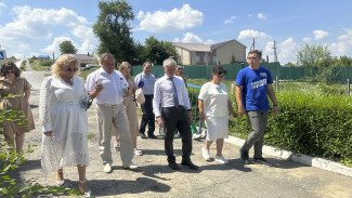 «Единая Россия» проверила ход ремонта Костёнской школы