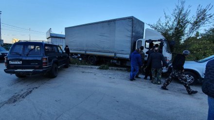 В Воронеже водитель грузовика потерял сознание и протаранил 3 легковушки