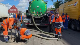 В Воронеже 40 человек работают на месте коммунальной аварии у памятника Славы