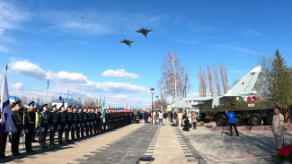 Под Воронежем на церемонии открытия памятника Су-24М устроили авиашоу