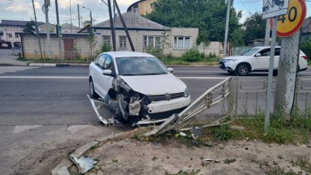 Пьяный воронежец на иномарке протаранил забор и попал в больницу