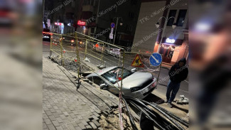 Машина провалилась в огромный котлован в Воронеже