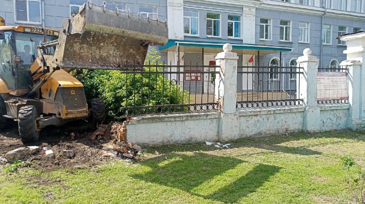 В «заповеднике довоенного Воронежа» снесли ограду школы – Новости Воронежа  и Воронежской области – Вести Воронеж