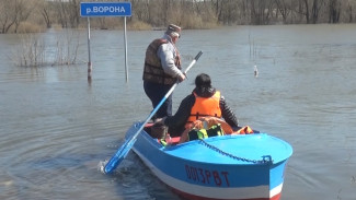 На месте затопленного в Воронежской области моста открылась лодочная переправа