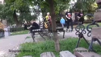 Воронежцы сняли на видео хамское поведение парня в форме курьера «Яндекс.Еды»