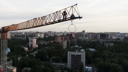 Воронежский экстремал показал опасный перформанс на 100-метровой высоте
