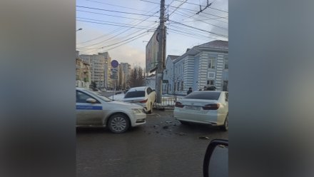 Две женщины пострадали в ДТП с «запрыгнувшей» на забор иномаркой в Воронеже