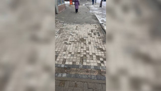 Воронежцы пожаловались на разбитый тротуар в центре 
