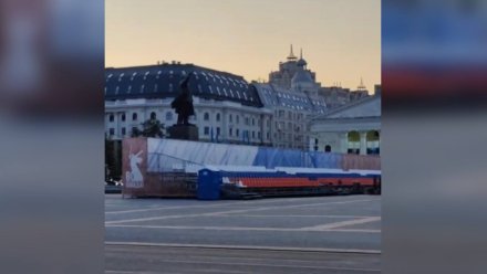 В Воронеже начали монтировать сцену на площади Ленина