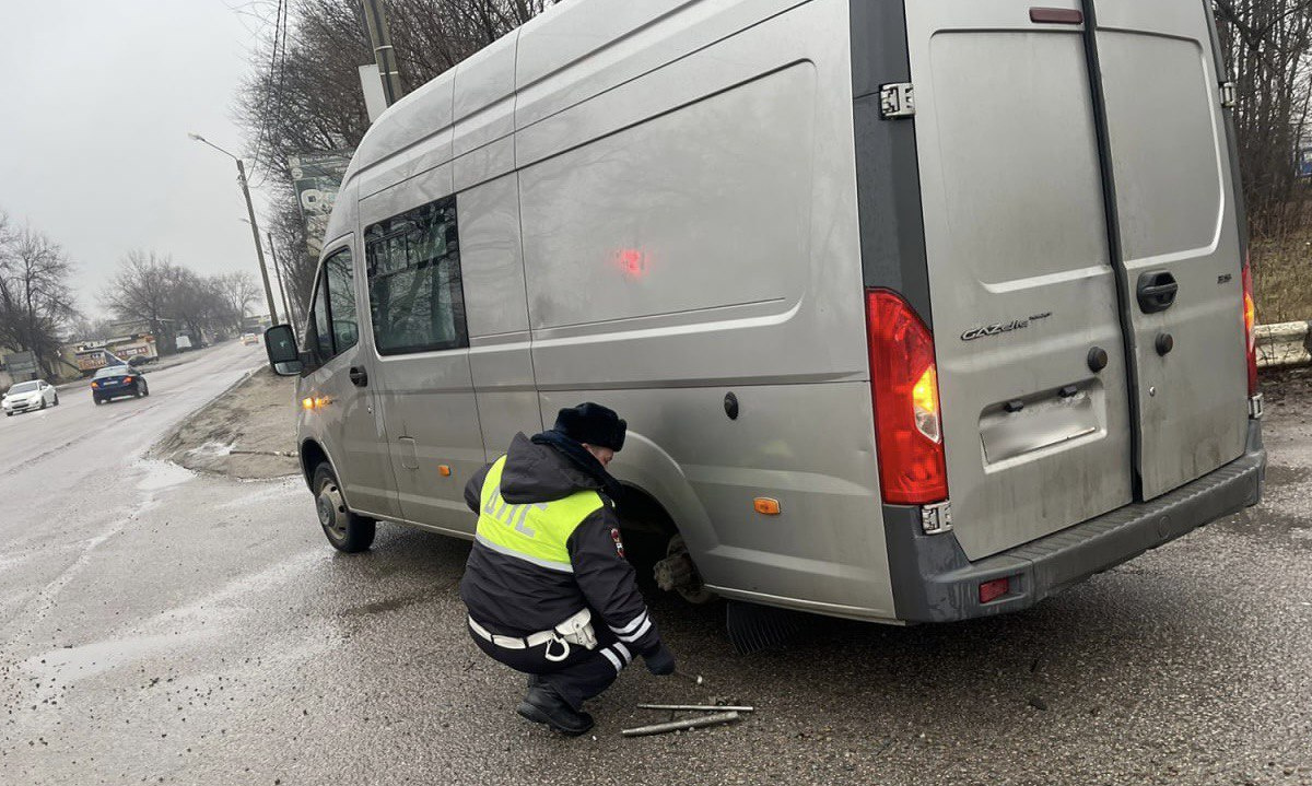 В Воронеже автоинспекторы помогли водителю поменять колесо – Новости  Воронежа и Воронежской области – Вести Воронеж