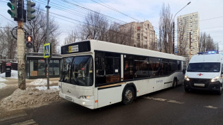 Упавший при выходе из маршрутки воронежец попал под колёса