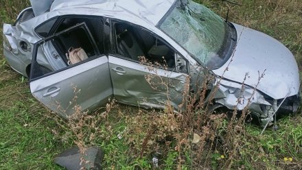 1 человек погиб и 3 пострадали в ДТП с опрокинувшейся иномаркой на воронежской трассе