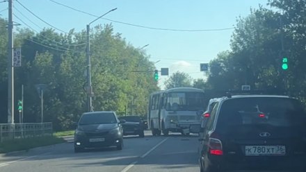 Автобус и легковушка столкнулись на улице Острогожской в Воронеже