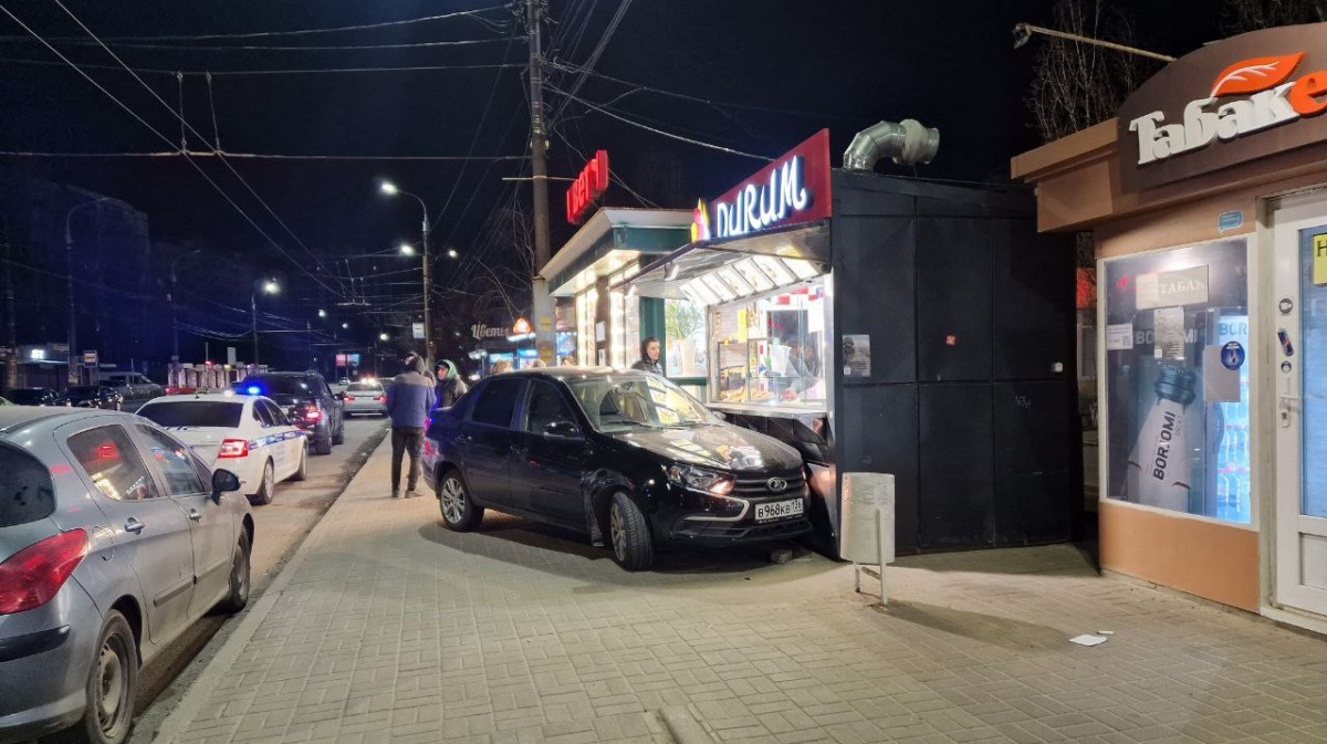 Пьяный автомобилист врезался в киоск с шаурмой в Воронеже: двое  пострадавших – Новости Воронежа и Воронежской области – Вести Воронеж