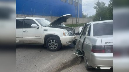 Cadillac Escalade устроил массовое ДТП в Воронеже: двое пострадавших