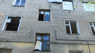 Оставшихся жить в аварийной трёхэтажке воронежцев отрезали от отопления