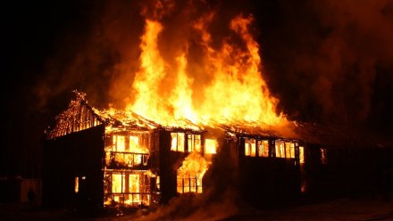 В Коминтерновском районе Воронежа загорелся дом: есть пострадавший