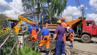 Воронежцам рассказали, когда устранят оставившую целый квартал без воды аварию