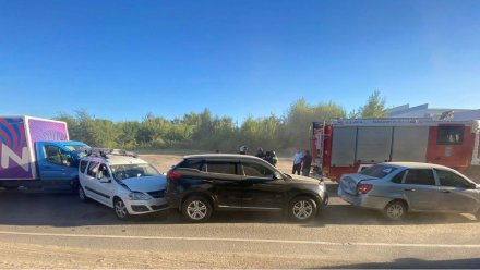 Пассажир пострадал в аварии с тремя легковушками и фургоном в Воронеже